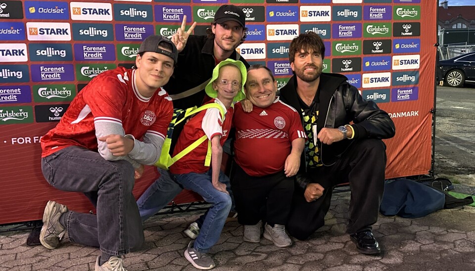 Jesper Sørensen og Dan Jakobsen med de kendte venner, 'Rejseholdet'-stjernen Alex Høgh Andersen (tv.) og sangeren Malte Ebert (tv.). Bagerst Jeppe, der også hører til vennerne.