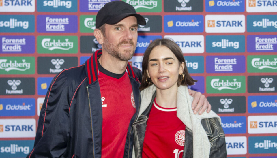 Lily Collins med sin mand, Charlie McDowel iført landsholdstrøjer.