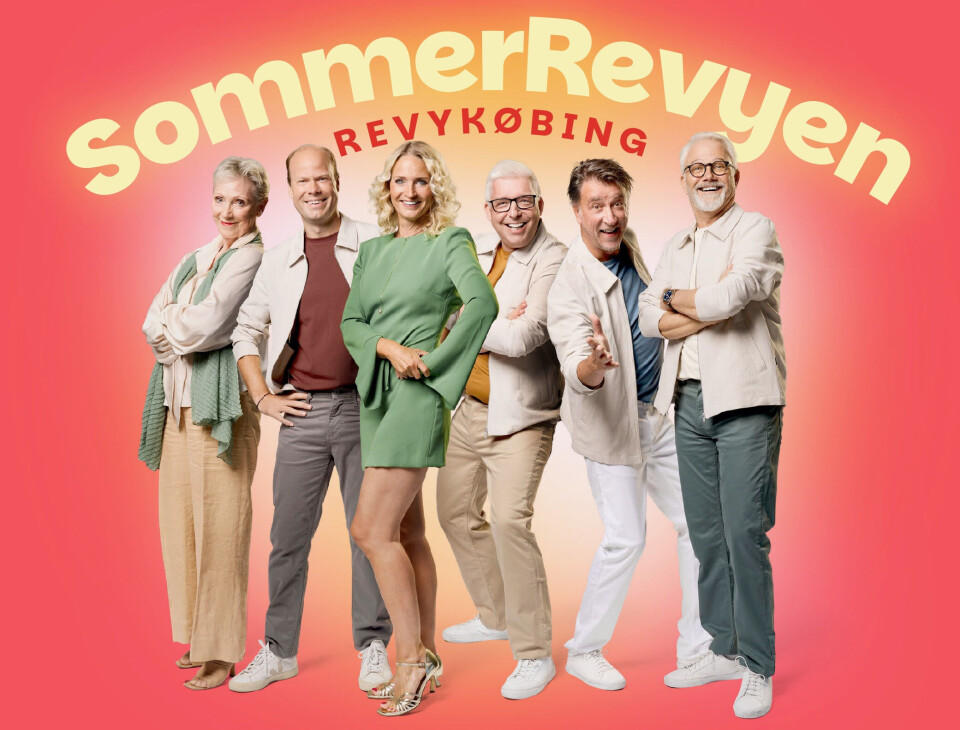 Annette Heick, Gordon Kennedy, Bente Eskesen, Karsten Jansfort, Sebastian Harris og Mickey Pless klar til Nykøbing Falster-revyen 2026.
