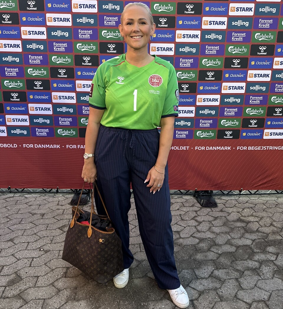 Cecilie Schmeichel iført brorens aflagte fodboldtrøje.