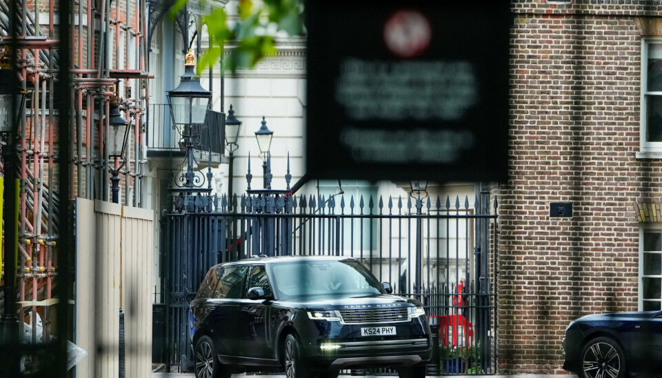 Prins Harry ankommer i bil til kong Charles officielle bolig i London. Her forventes de at skulle mødes for første gang i et år.