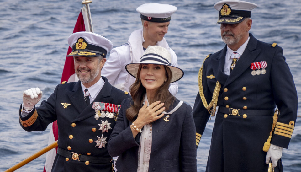 Kong Frederik X og dronning Mary går officielt i land fra Kongeskibet Dannebrog i København