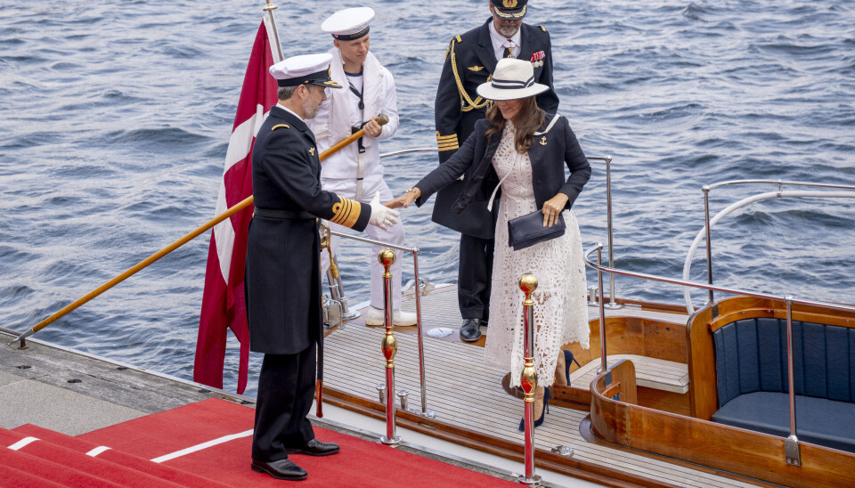 MAry får en hånd af Frederik på kajen ved Nordre Toldbod.