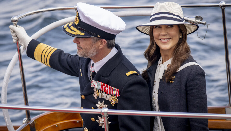 Frederik og Mary ses her ombord på den chalup, der bragte dem til sidste stykke vej til kajen ved Nordre Toldbod, hvor de onsdag officielt gik i land fra Kongeskibet Dannebrog