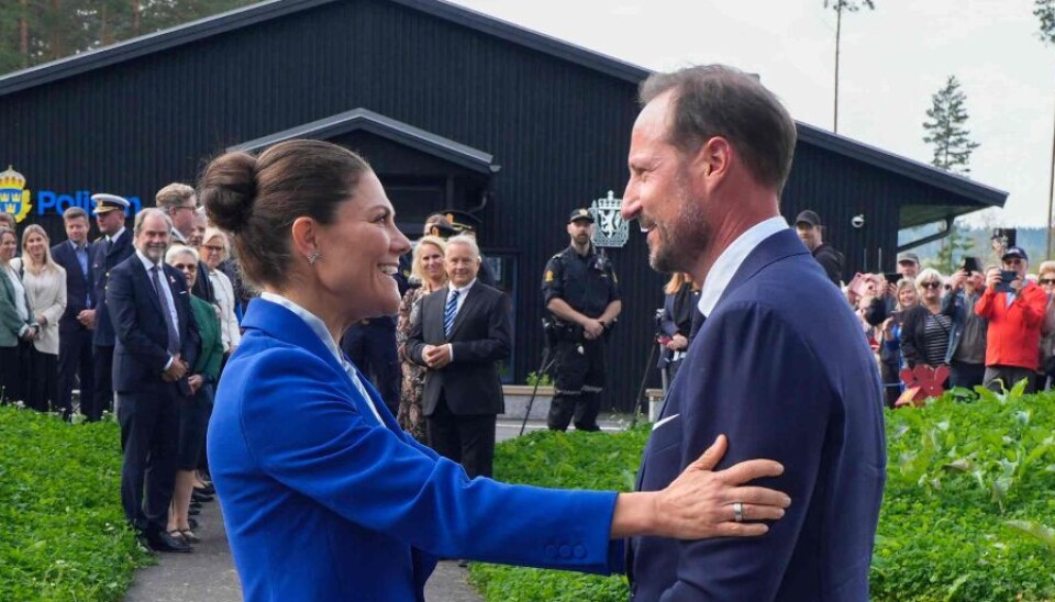 Kronprinsesse Victoria og kronprins Haakon mødes her midt på grænsen mellem deres respektive nationer
