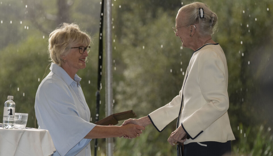 Dronning Margrethe overrækker Rungstedlundprisen 2025 til forfatter Ida Jessen i silende regn.