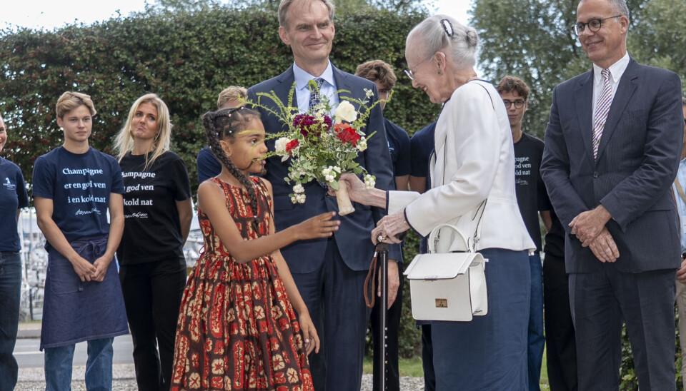 Dronning Margrethe modtager blomster ved ankomsten