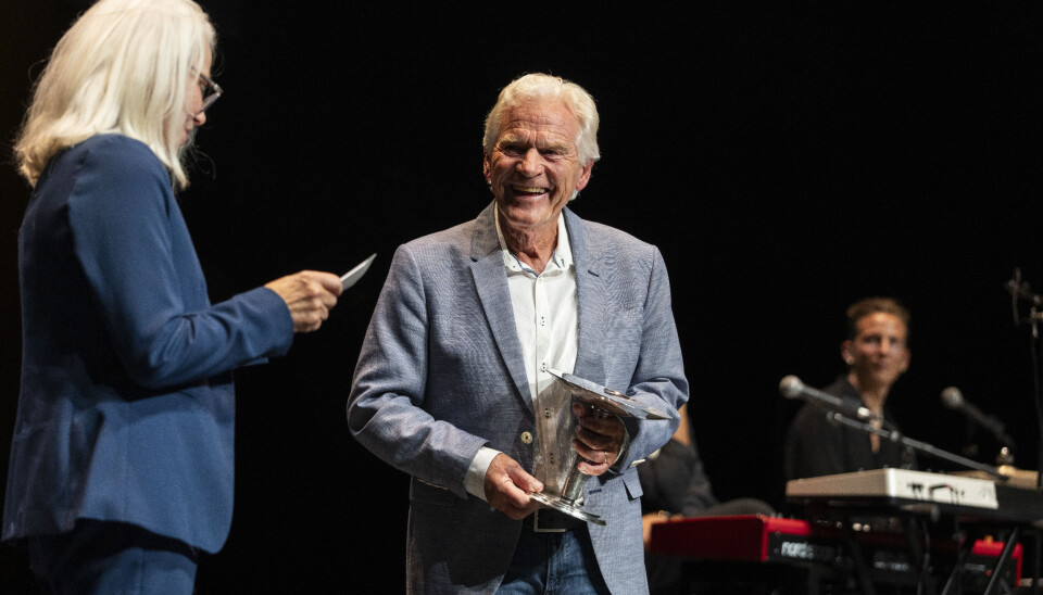 'Matador'-kollegaen Kirsten Olesen overrakte Kurt Ravn 'Lauritzen-prisen 2025' i Skuespilhuset