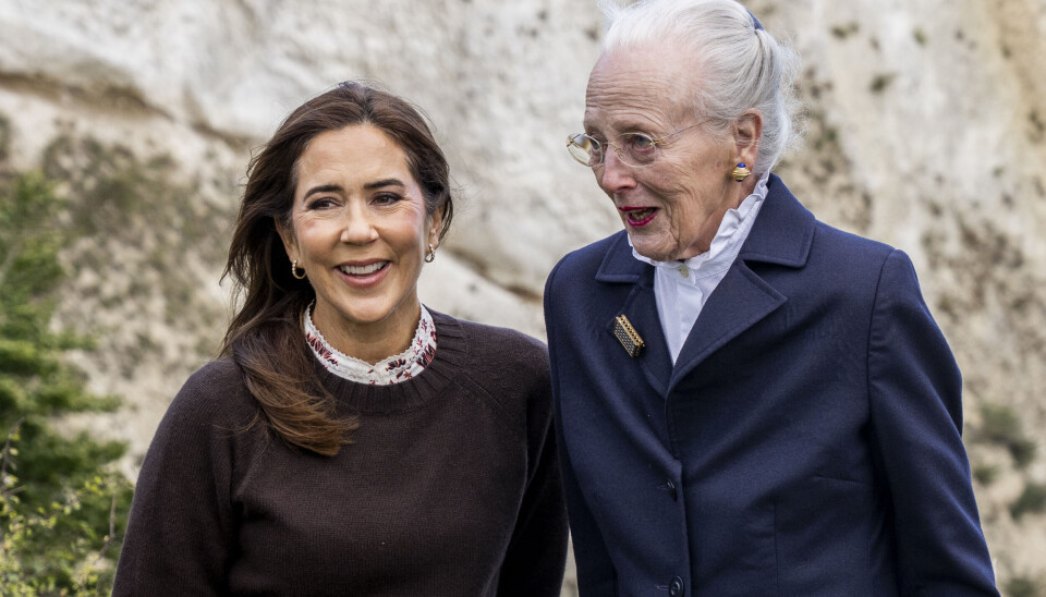 Dronning Mary og dronning Margrethe ses her under mandagens besøg hos GeoCenter Møns Klint.