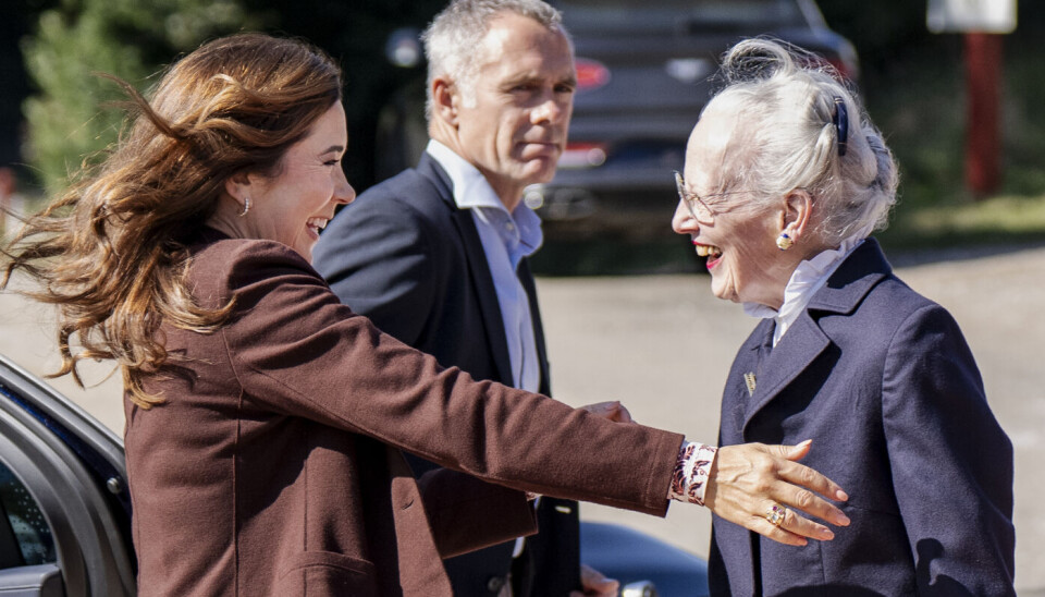 Dronning Margrethe stod klar på den røde løber til at tage imod, da Mary ankom til de to dronningers fælles besøg på Møns Klint mandag.