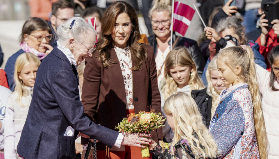 Et par blomsterpiger stod klar til at byde Mary og Margrethe velkommen.