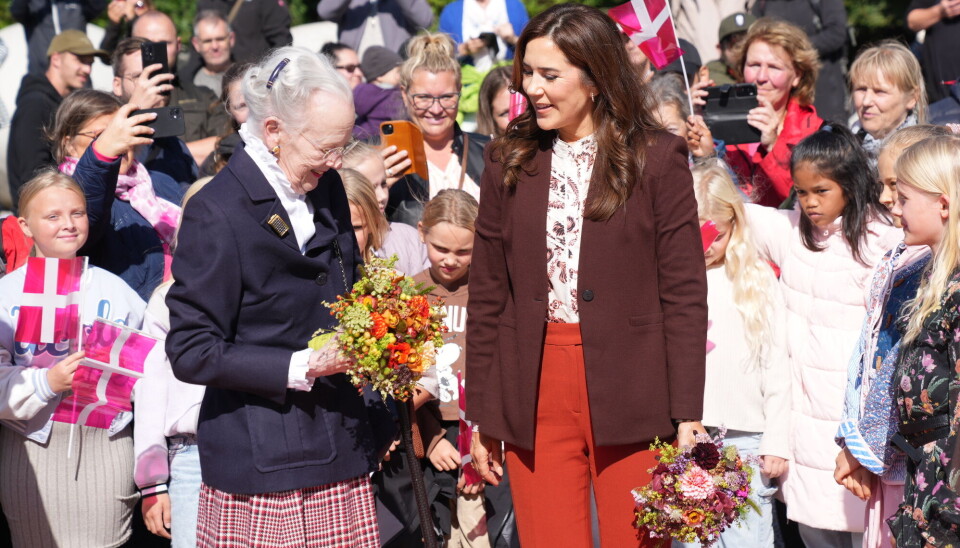 Dronning Mary og dronning Margrethe, begge med velkomstblomster, under mandagens besøg på Møns Klint.