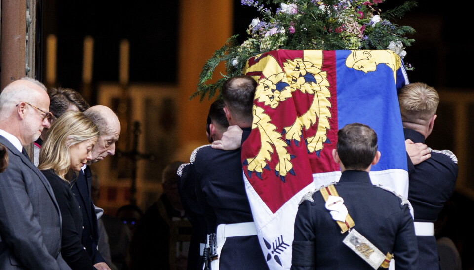 Hertuginde Katharines kiste bliver her båret ind i West´minster Cathedral af soldater fra The Royal Dragoon Guards og under overværelse af den nærmeste familie
