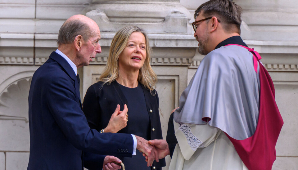 Hertuginden efterladte mand, hertug Edward af Kent samt datteren Lady Helen Taylor bliver her budt velkommen af en præst til mandagens private ceremoni i Westminster Cathedral.