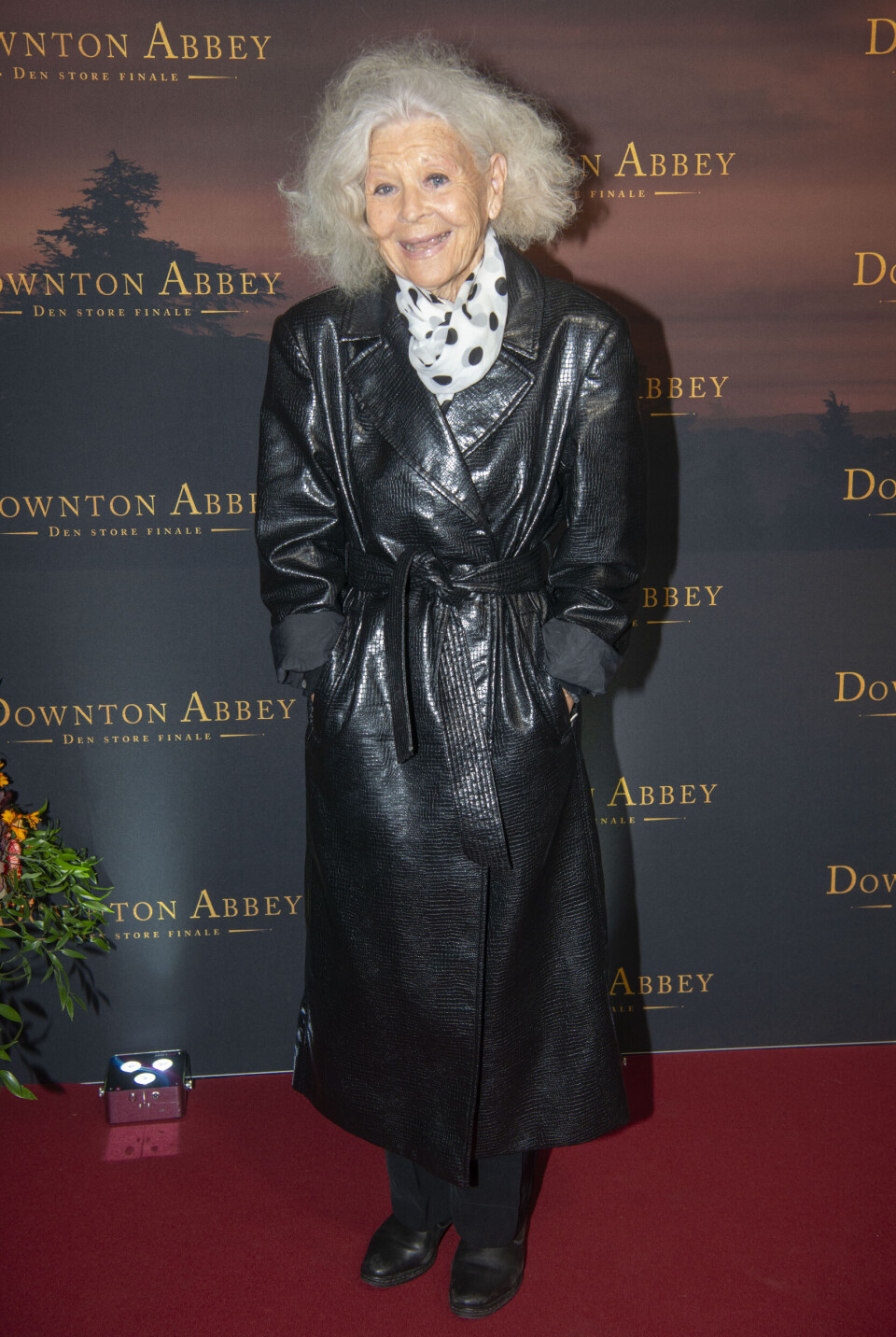 Lone Hertz kan heldigvis gå uden rollator igen, selvom knust hofte er svær at komme sig over.