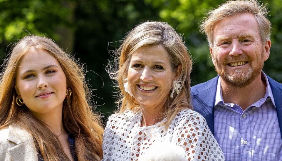 Det hollandske kongepar ses her sammen med den ældste af deres tre døtre, 21-årige prinsesse Catharina-Amalia.