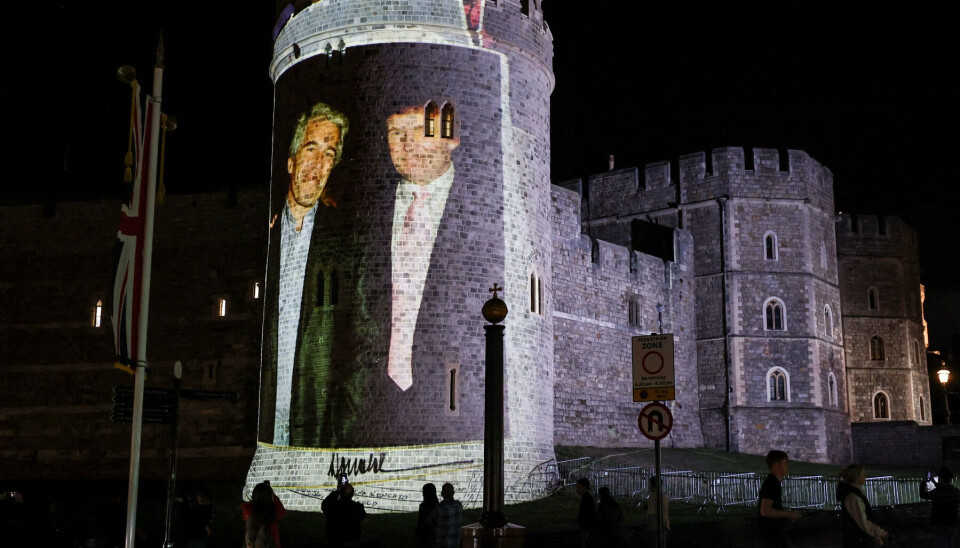 Et billede af USA's præsident, Donald Trump, og den afdøde sexforbryder Jeffrey Epstein ses på et af Windsor Castles tårne tirsdag aften.