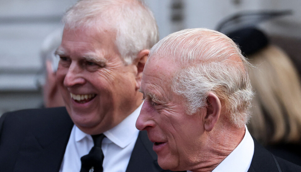 Prins Andrew ses her i selskab med kong Charles ved begravelsesceremonien i Westminster Cathedral