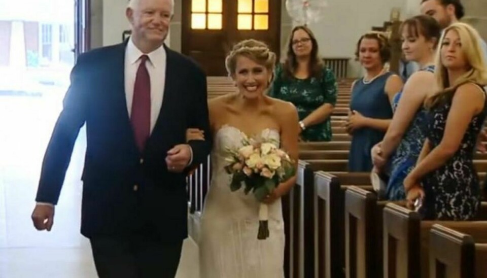 Jeni Stepien, en brud fra Pennsylvania, mistede sin far i 2006. Nu, ti år senere, blev hun fulgt op ad kirkegulvet af den mand, der modtog hendes far hjerte. Foto: Youtube.