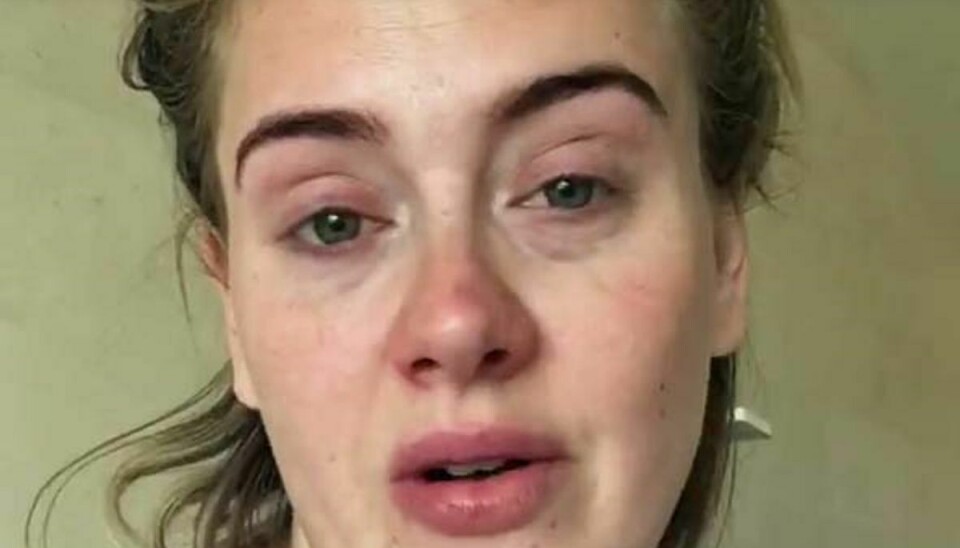 Adele har delt en video med sine følgere, hvor hun undskylder for, at hun er nødt til at aflyse et show i Arizona på grund af sygdom. Foto: Facebook.