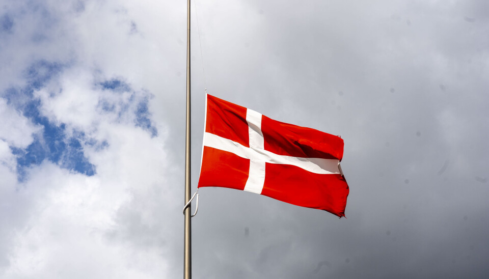 Flag på halv Dannebrog