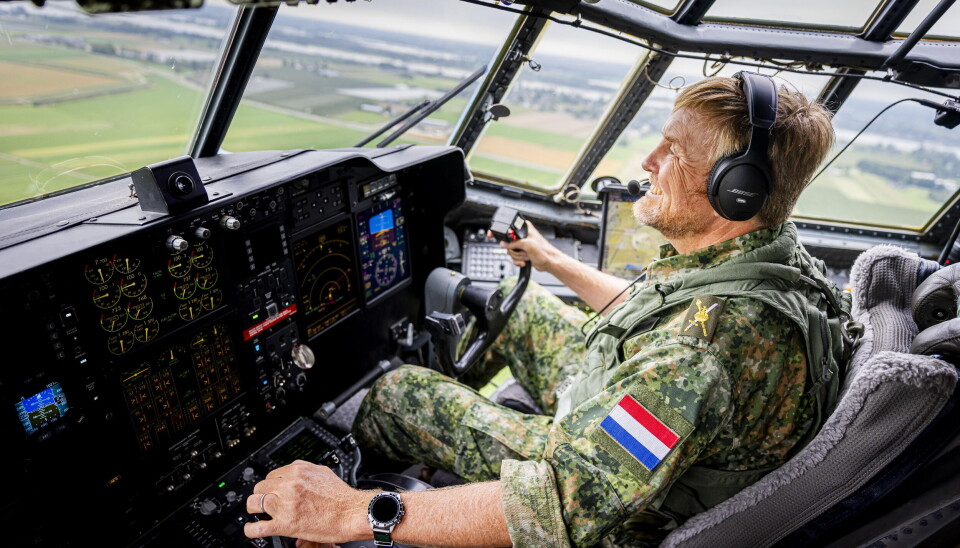 Kong Willem-Alexander ses her i cockpittet på det hollandske C-130 Hercules transportfly.