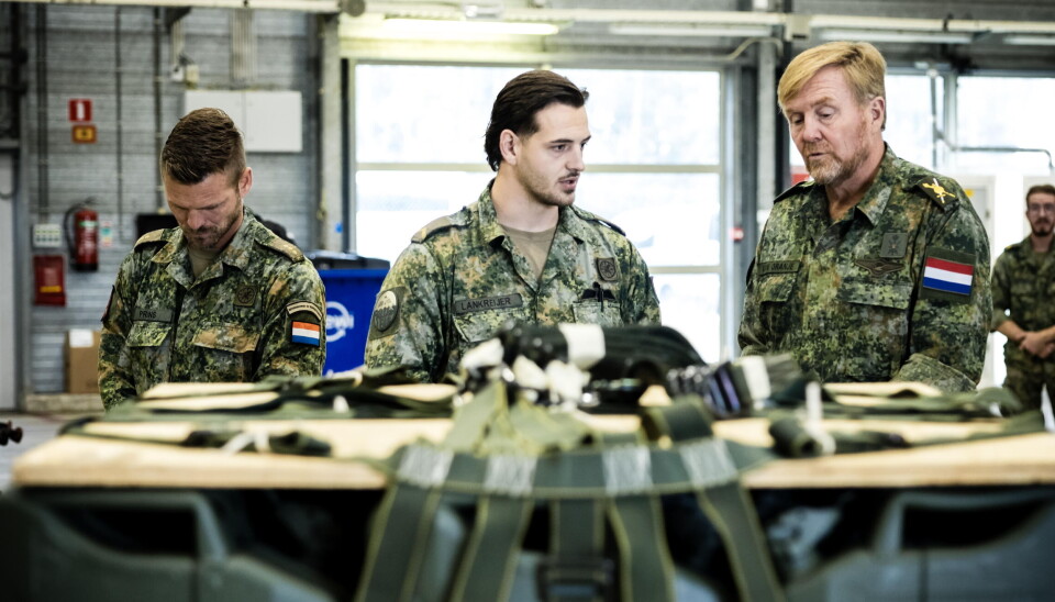 Willem-Alexander fik under besøget på flyvestationen også indsigt i, hvordan man pakker det materiel, der skal kastes ned.