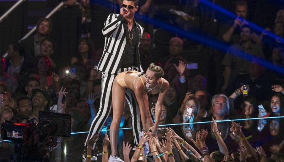 Hitduo kræver ny vurdering af plagiatdom Her ses Robin Thicke optræde sammen med Miley Cyrus ved MTV Video Music Awards 2013. Foto: Lucas Jackson/Scanpix (Arkivfoto)