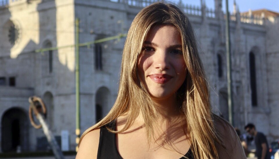 Infanta Sofia ses her foran universitetets faciliteter i den portugisiske hovedstad Lissabon.