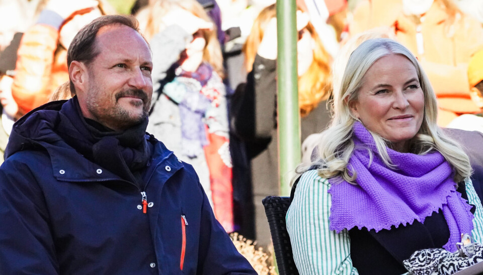 Kronprins Haakon og kronprinsesse Mette-Marit ses her i Gol Kommune under deres rundrejse i det østlige Norge.
