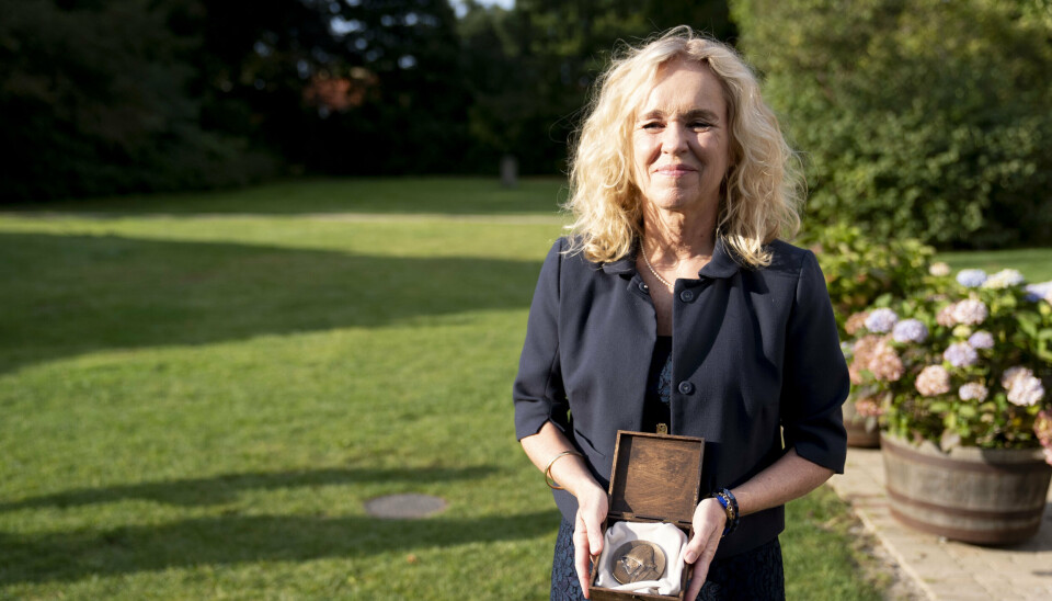 Anja C. Andersen har modtaget 21 hæderspriser. En af dem er Rungstedlundprisen, som dronning Margrethe overrakte i 2024.