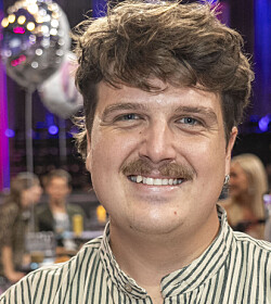 Deler sødt billede af sig selv