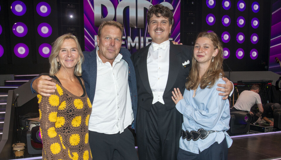 Alfred Midé Erichsen med sin forlovede Madeleine samt far og mor, Mikkel Beha Erichsen og Marian Midé.