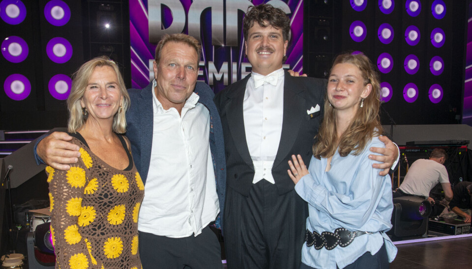 Alfred Midé Erichsen med sin forlovede Madeleine samt far og mor, Mikkel Beha Erichsen og Marian Midé må nu klar sig uden den faste fotogfraf.