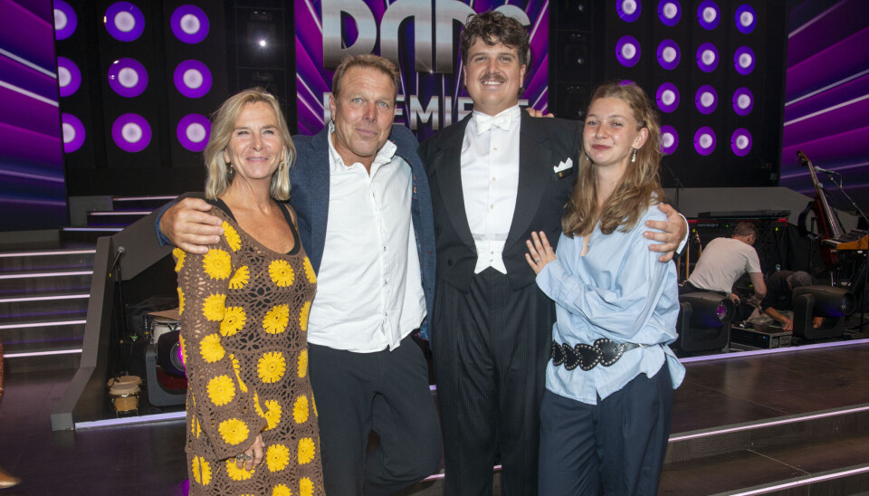 Alfred Midé Erichsen med sin forlovede Madeleine samt far og mor, Mikkel Beha Erichsen og Marian Midé i 'Vild med Dans'-studiet i København.