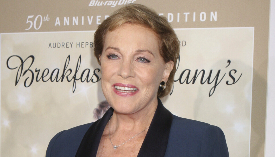 Efter en halsoperation mistede den folkekære skuespiller Julie Andrews sangstemmen i 1997, men hun bruger fortsat sin stemme som fortæller. Den 1. oktober fylder hun 90 år.