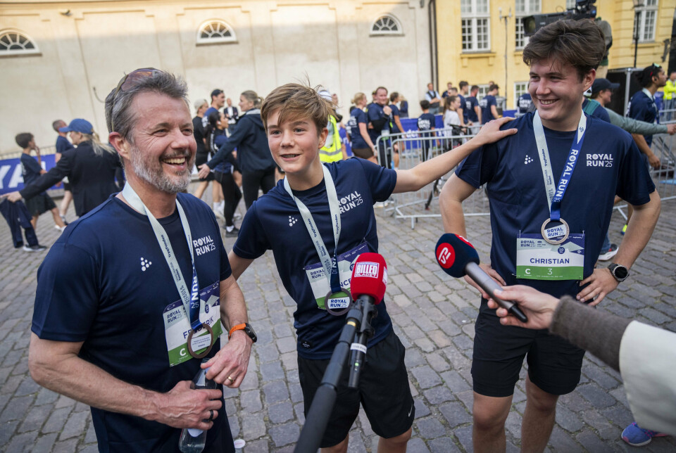 Kongefamilien var repræsenteret ved Royal Run tidligere i år. Her ses kong Frederik sammen med kronprins Christian og prins Vincent, som alle var ude på ruten i København. (Arkivfoto).