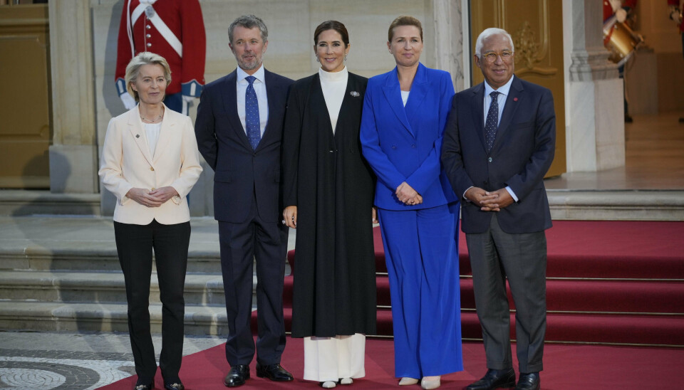 Statsminister Mette Frederiksen (S) ankom på den røde løber i selskab med formanden for EU-Kommissionen, Ursula von der Leyen, og EU's præsident, Antonio Costa.