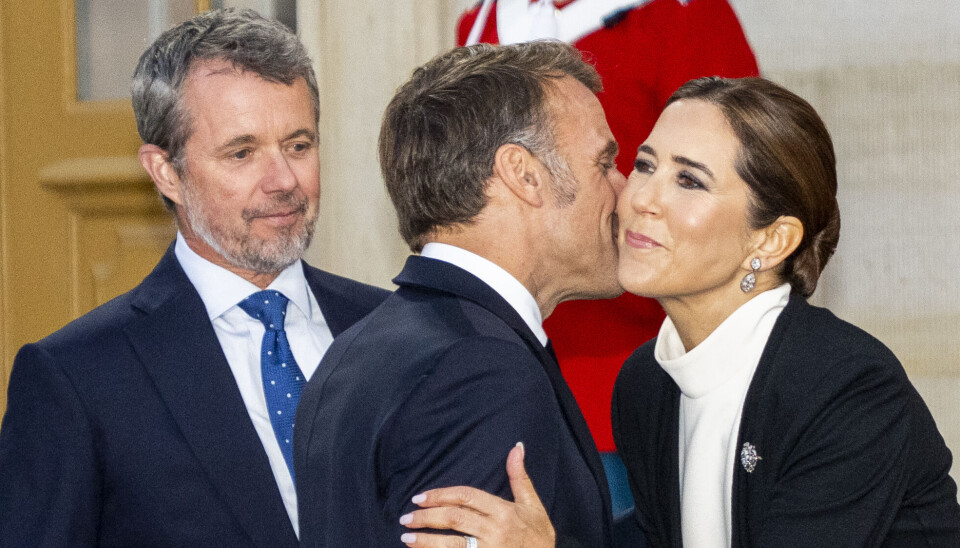 Franske præsident Macron bliver her budt velkommen til Amalienborg med kindkys af dronning Mary.