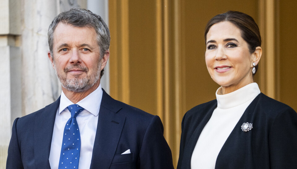 Kong Frederik og dronning Mary ses her foran Amalienborg Slot onsdag aften, hvor de var værter ved en middag i Riddersalen i Christian VII's Palæ for de europæiske stats- og regeringsledere
