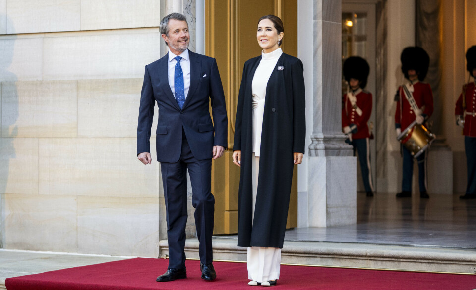 Frederik og Mary står klar til at tage imod deres gæster foran Cristian VII's Palæ.