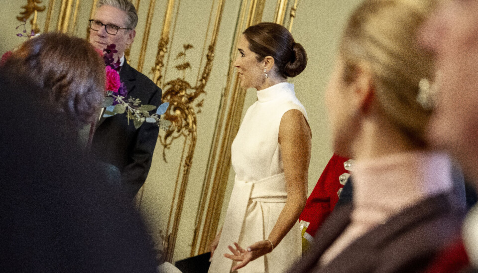 Dronning Mary ses her under middagen onsdag aften.