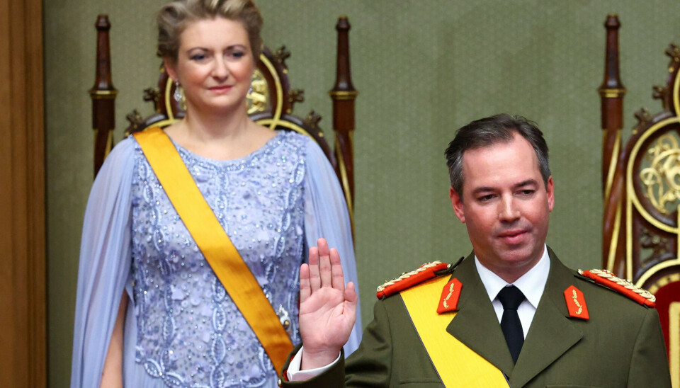 Guillaume af Luxembourg tages i ed som ny storhertug. Bag ham står hans hustru, Stephanie, der nu er storhertuginde.