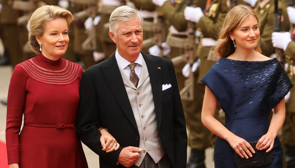 Her er det det belgiske kongepar, kong Philippe og dronning Mathilde, der ankommer sammen med deres 23-årige datter, prinsesse Elisabeth.
