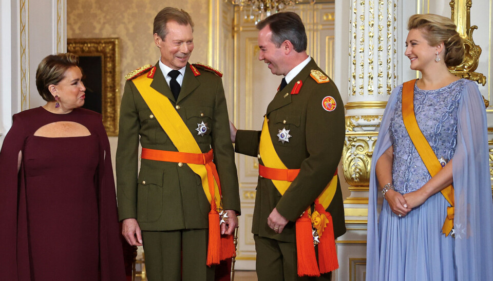 Til venstre ses her sothertug Henri og storhertuginde Maria Teresa, der netop er trådt tilbage og til højre storhertug Guillaume og hans hustru, storhertuginde Stephanie, der nu har taget over.
