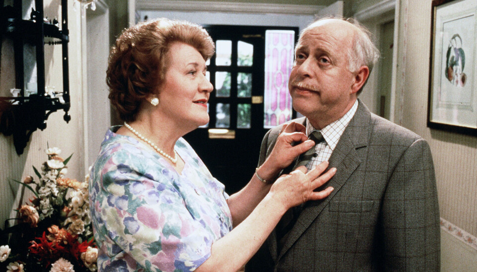 Patricia Routledge ses her i rollen som Hyacinth Bucket sammen med den stakkels ægtefalle Richard Bucket, der blev spillet af Clive Swift