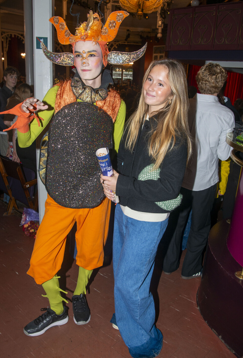 Josephine hilste på en af spillerne fra 'Alice i Eventyrland.