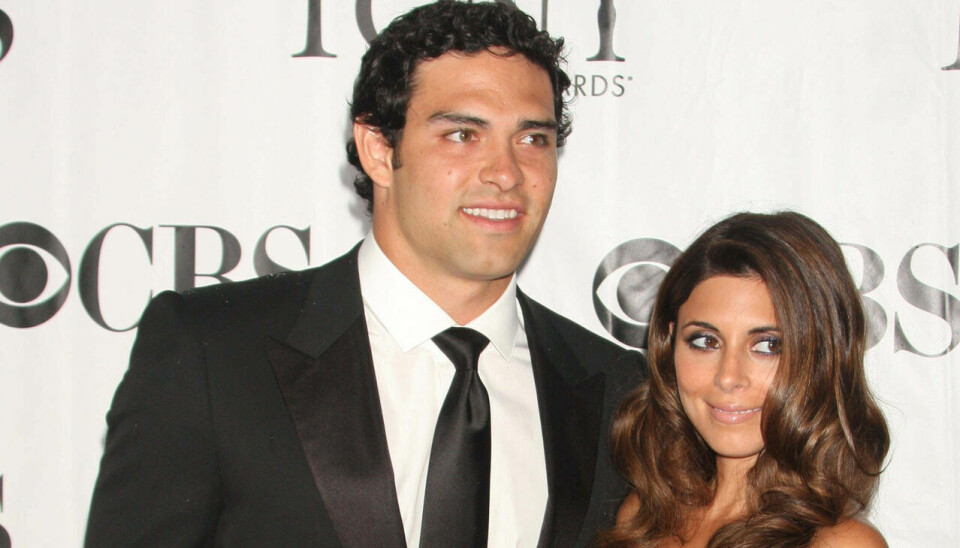 Mark Sanchez, der her ses med skuespilleren Jamie-Lynn Sigler, er i kritisk tilstand efter at være blevet stukket ned med kniv. Mark Sanchez og skuespilleren Jamie-Lynn Sigler