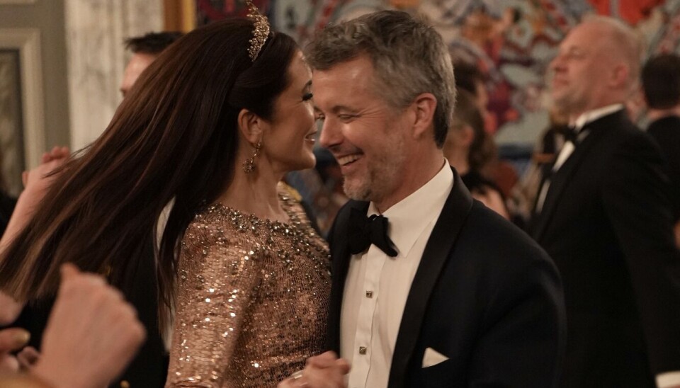 Kong Frederik og dronning Mary ses her på dansegulvet ved aftenselskabet for for kunst og kultur på Christiansborg Slot den 1. marts i år.