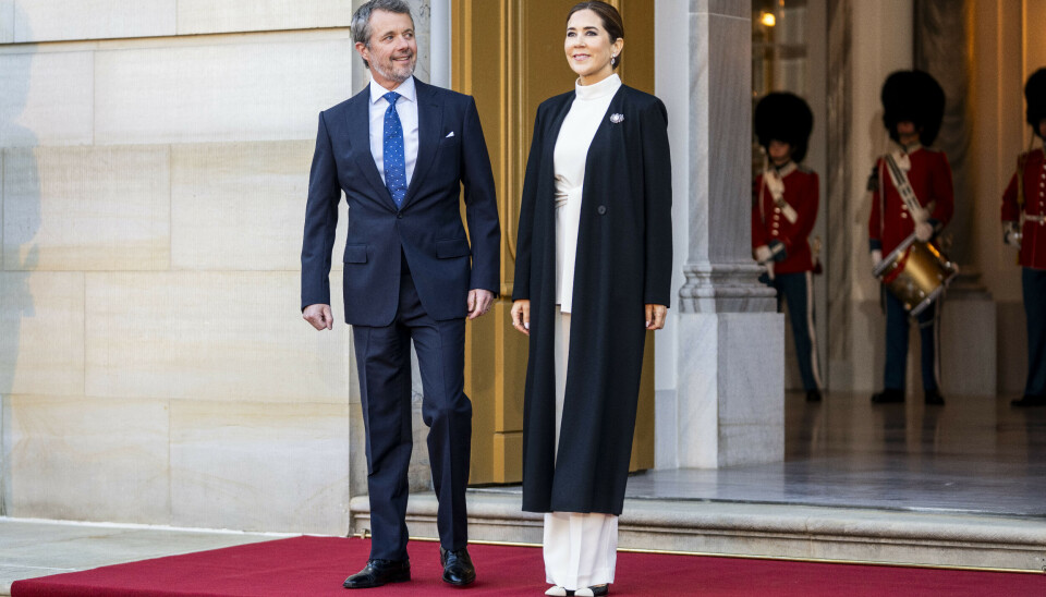Frederik og Mary står klar til at tage imod deres gæster på trappen foran Christian VII's Palæ på Amalienborg Slot.